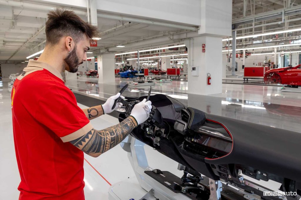 Ferrari e-building assemblaggio plancia