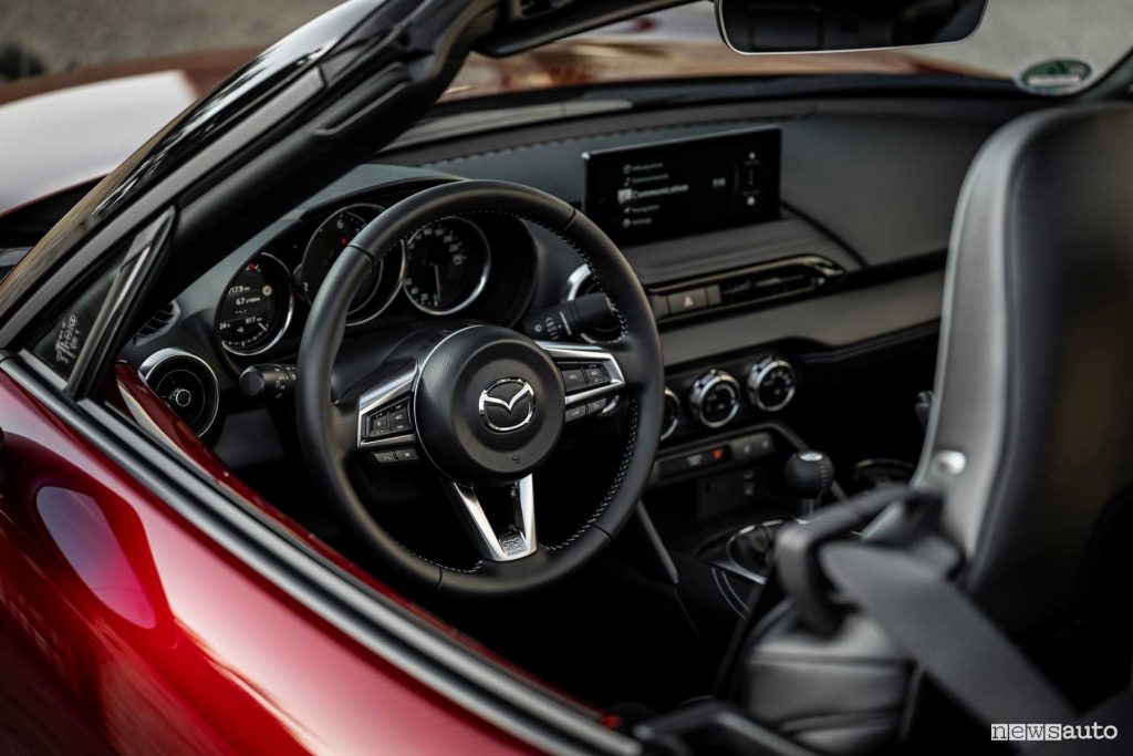 Mazda MX-5 Homura 2024 volante abitacolo