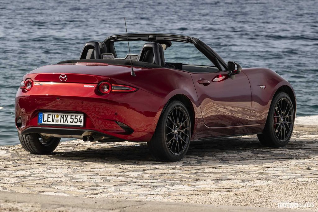 Mazda MX-5 Homura 2024 posteriore 3/4