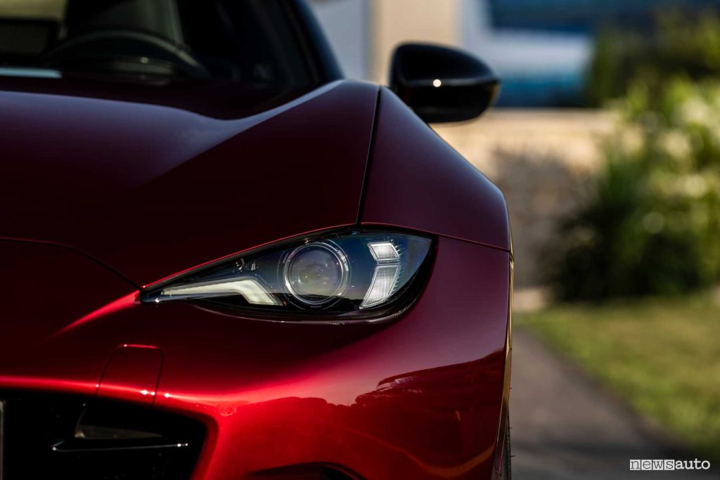 Mazda MX-5 Homura 2024 faro anteriore