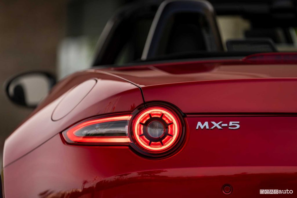 Mazda MX-5 Homura 2024 faro posteriore