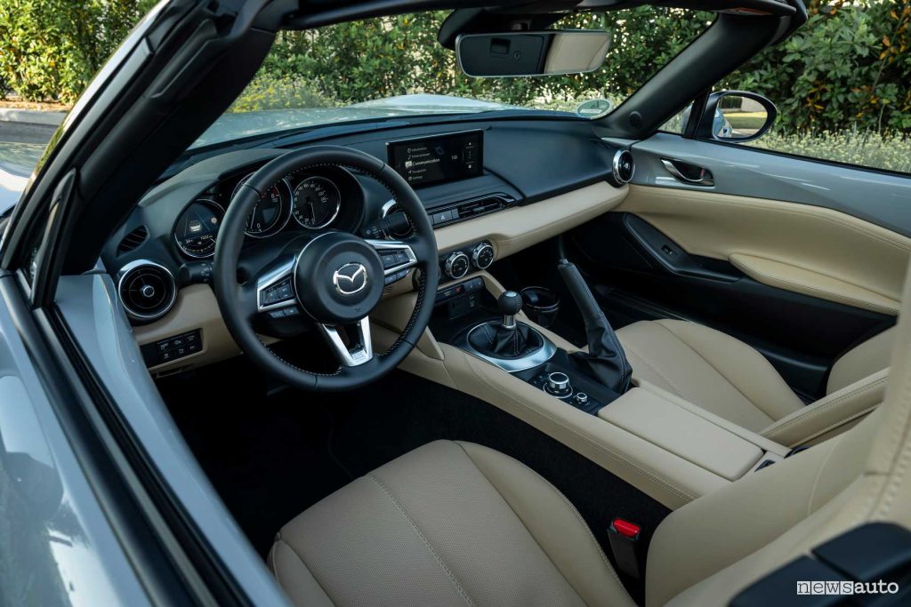 Mazda MX-5 Kazari 2024 volante abitacolo