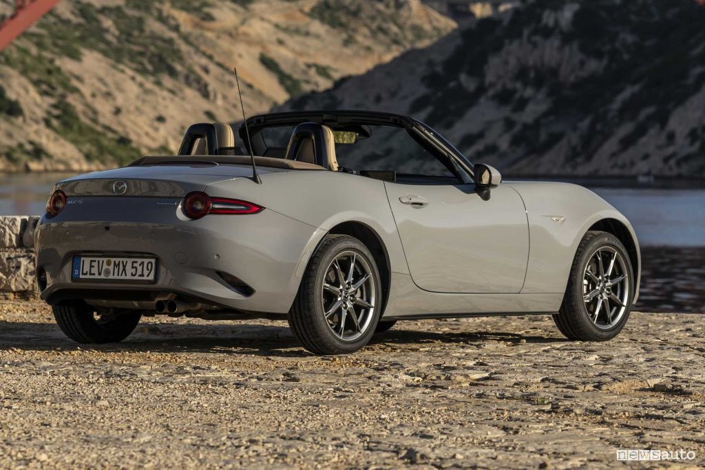 Mazda MX-5 Kazari 2024 posteriore 3/4