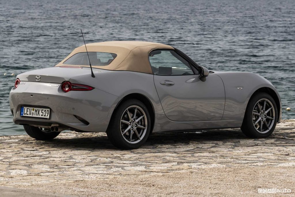 Mazda MX-5 Kazari 2024 capote chiusa