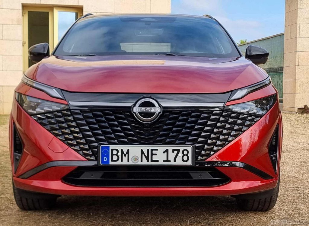 Il frontale rinnovato del nuovo Nissan Qashqai 2024