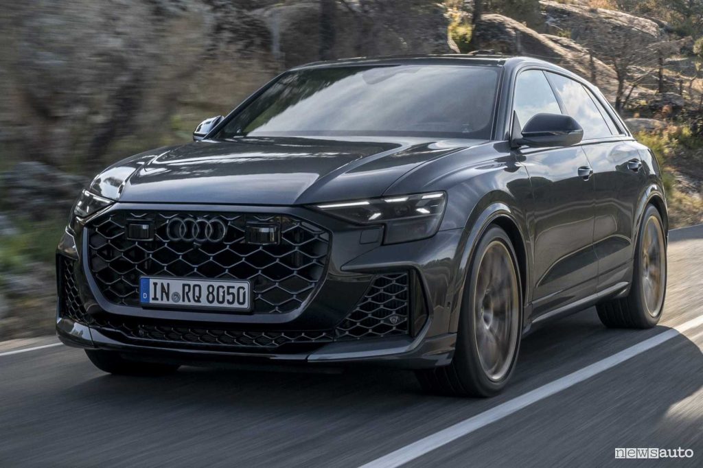Audi RS Q8 su strada