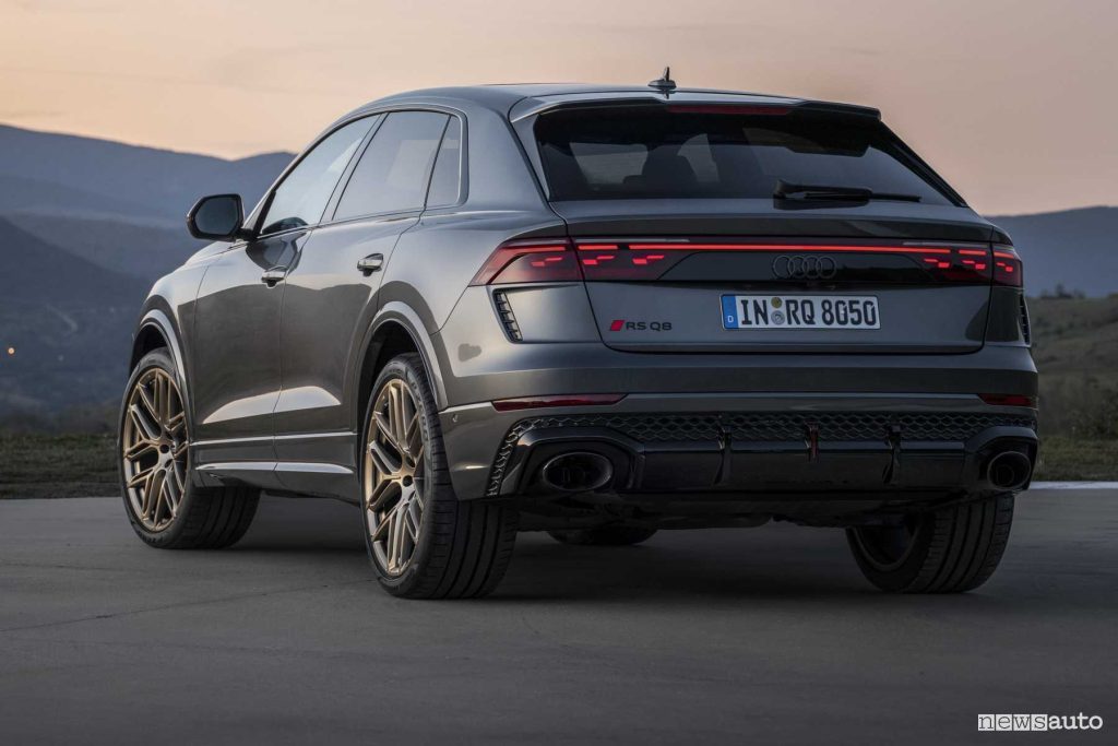 Audi RS Q8 posteriore 3/4