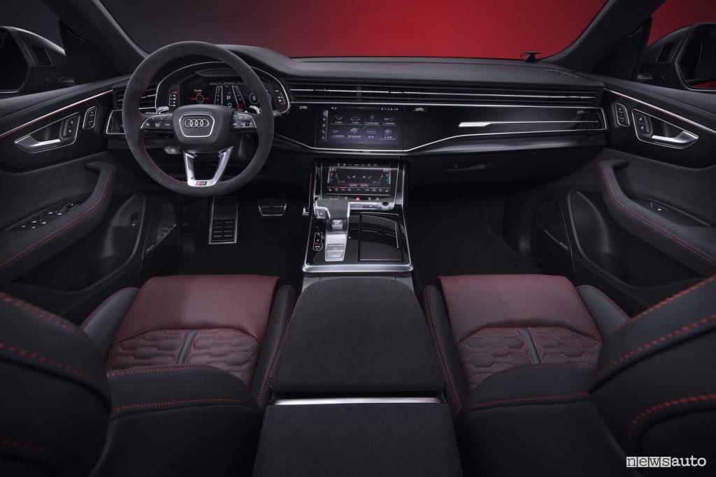 Audi RS Q8 performance plancia abitacolo