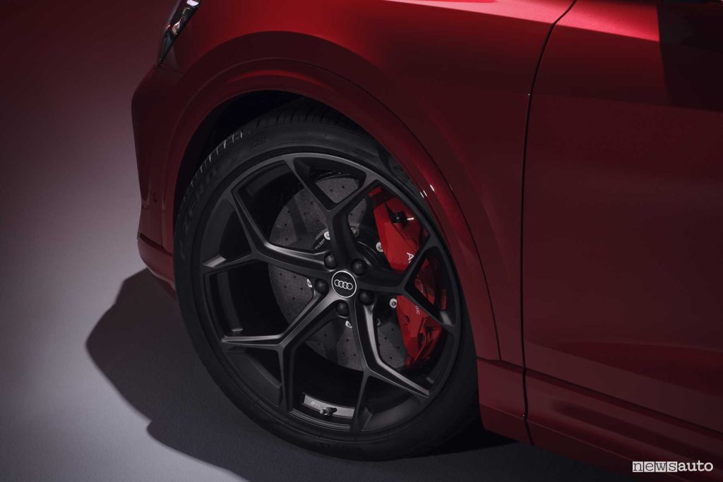 Audi RS Q8 performance cerchi da 23"