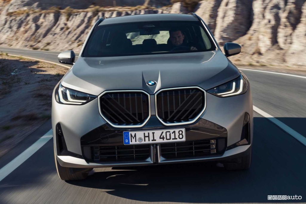 Nuova BMW X3 20 xDrive su strada