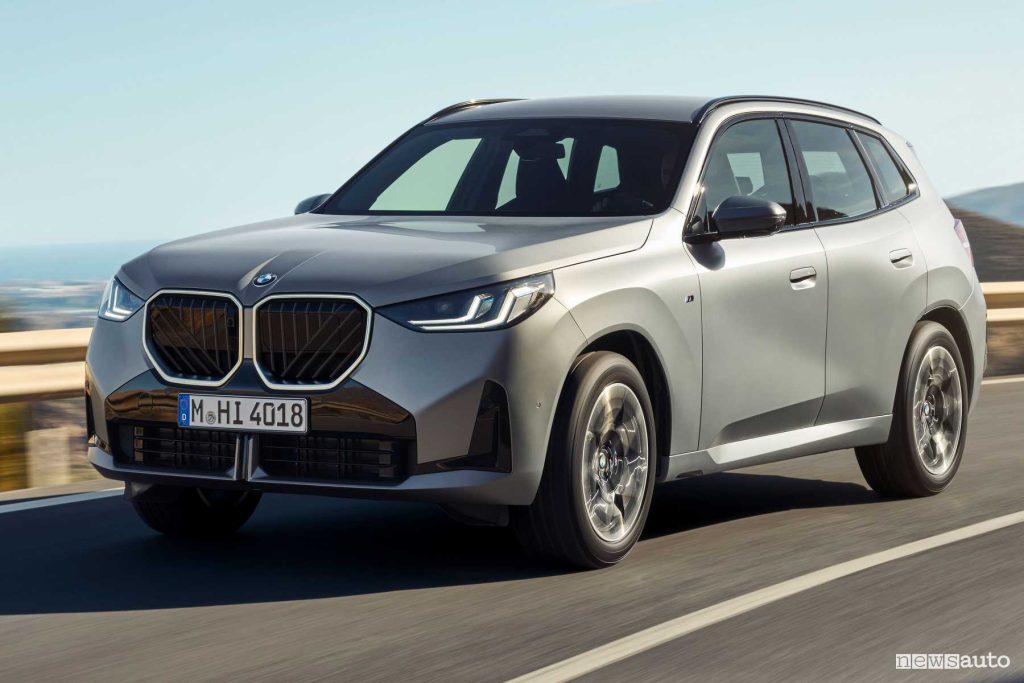 Nuova BMW X3 20 xDrive su strada