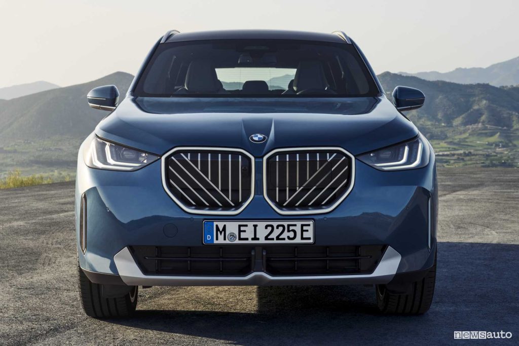 Nuova BMW X3 30e xDrive frontale