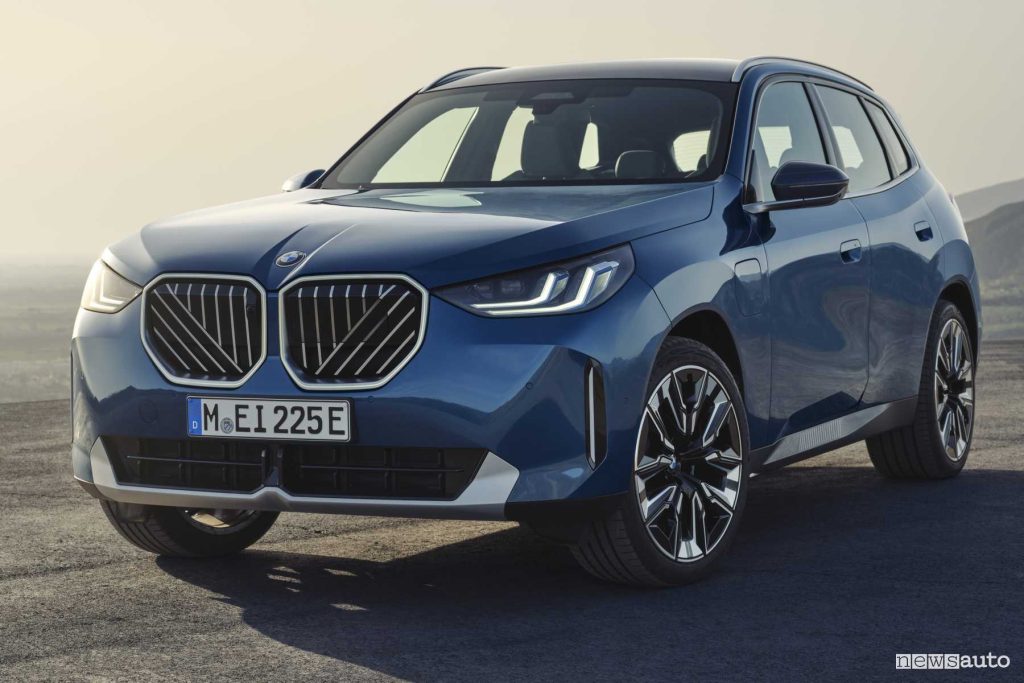 Nuova BMW X3 30e xDrive anteriore 3/4