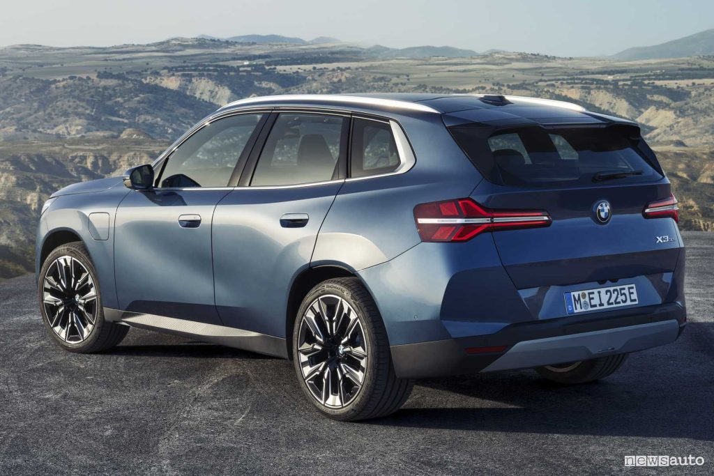 Nuova BMW X3 30e xDrive posteriore 3/4