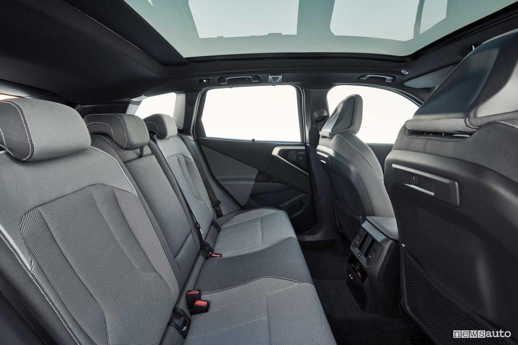 Nuova BMW X3 30e xDrive sedili posteriori abitacolo
