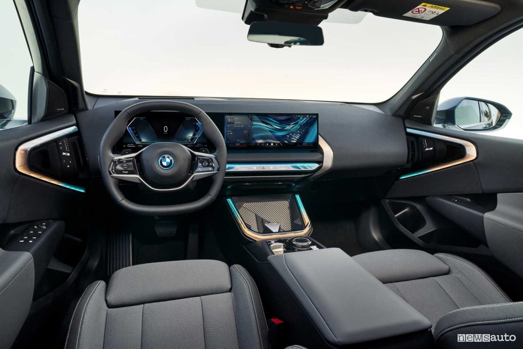 Nuova BMW X3 30e xDrive plancia abitacolo