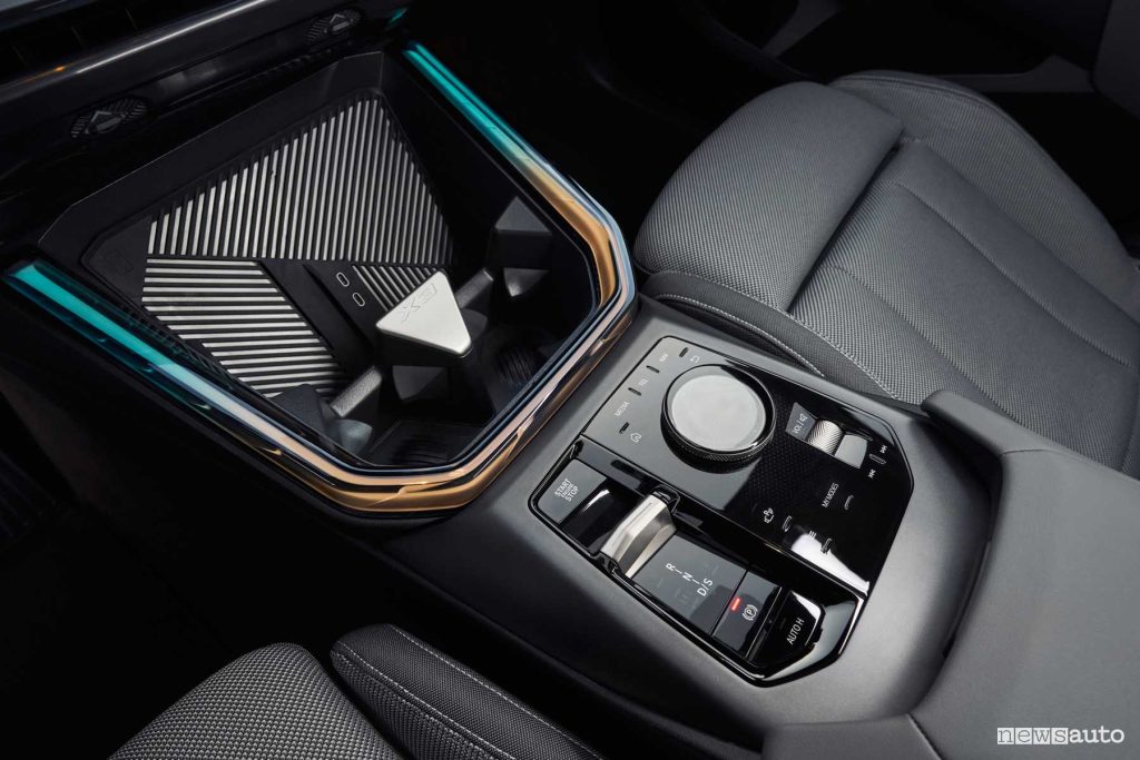 Nuova BMW X3 30e xDrive console centrale abitacolo