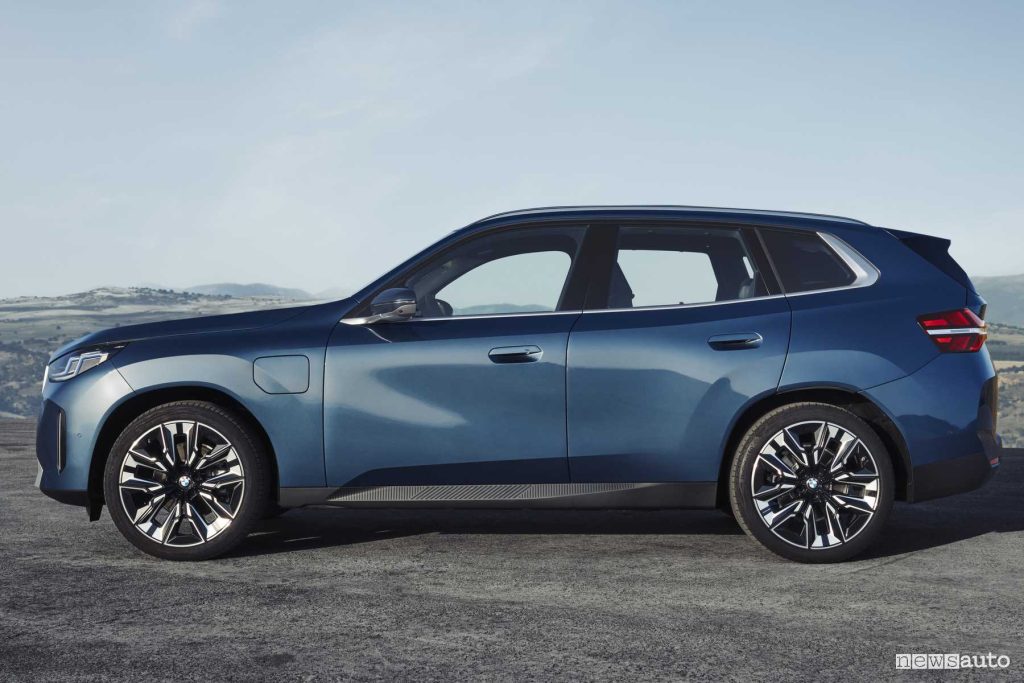 Nuova BMW X3 30e xDrive laterale