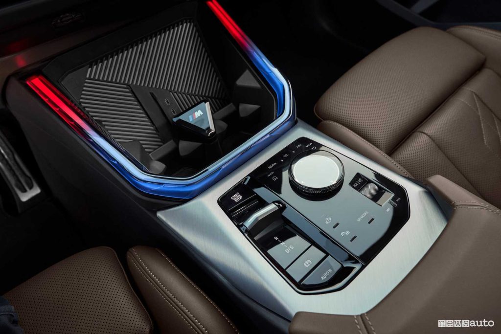 Nuova BMW X3 M50 xDrive console centrale