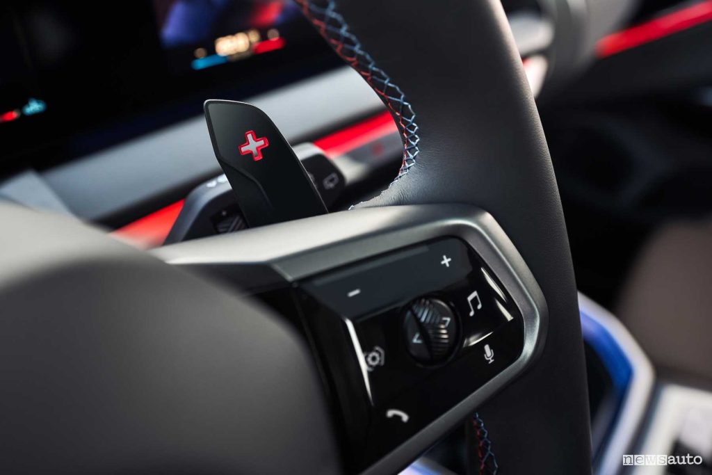 Nuova BMW X3 M50 xDrive paletta cambio al volante