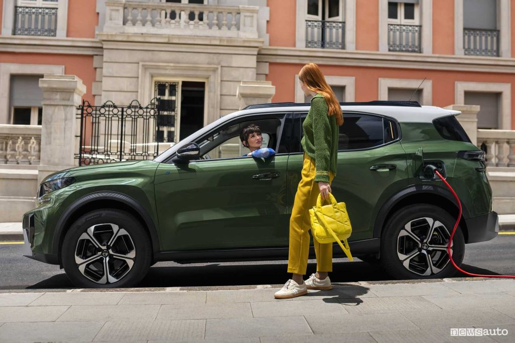 Nuova Citroen e-C3 Aircross in ricarica