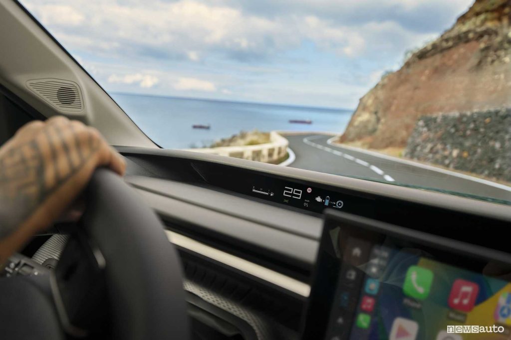 Nuova Citroen e-C3 Aircross head-up display abitacolo