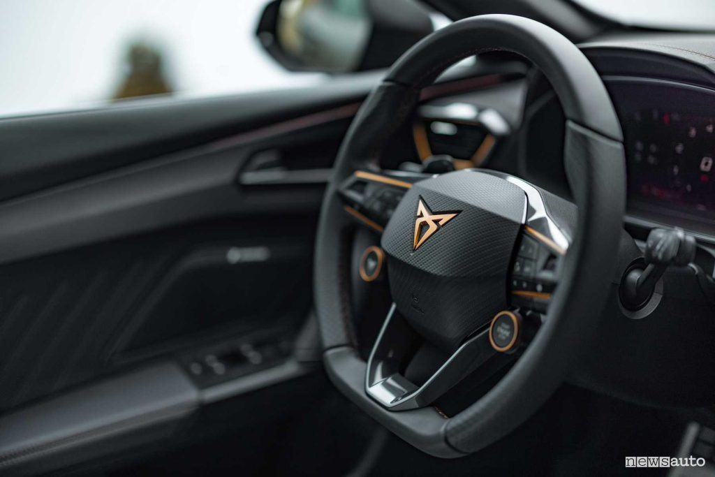 Nuova Cupra Formentor volante abitacolo