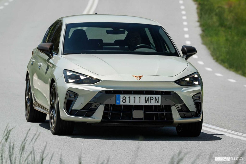 Nuova Cupra Leon PHEV su strada