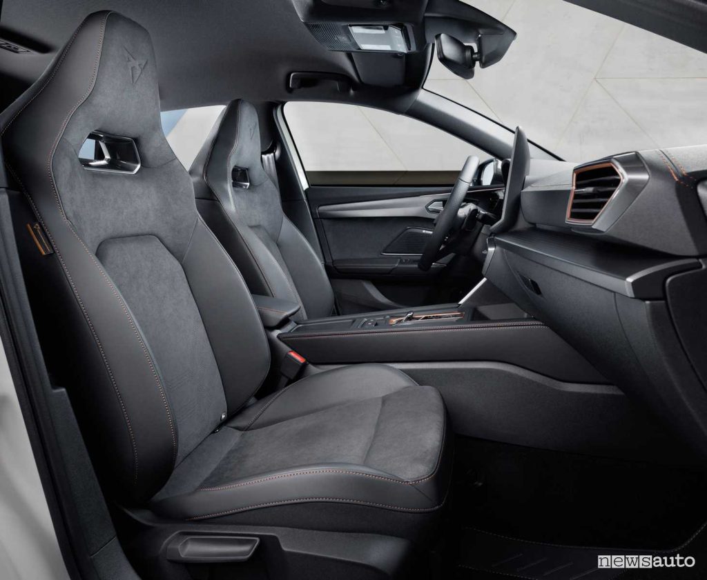 Nuova Cupra Leon PHEV sedili anteriori abitacolo