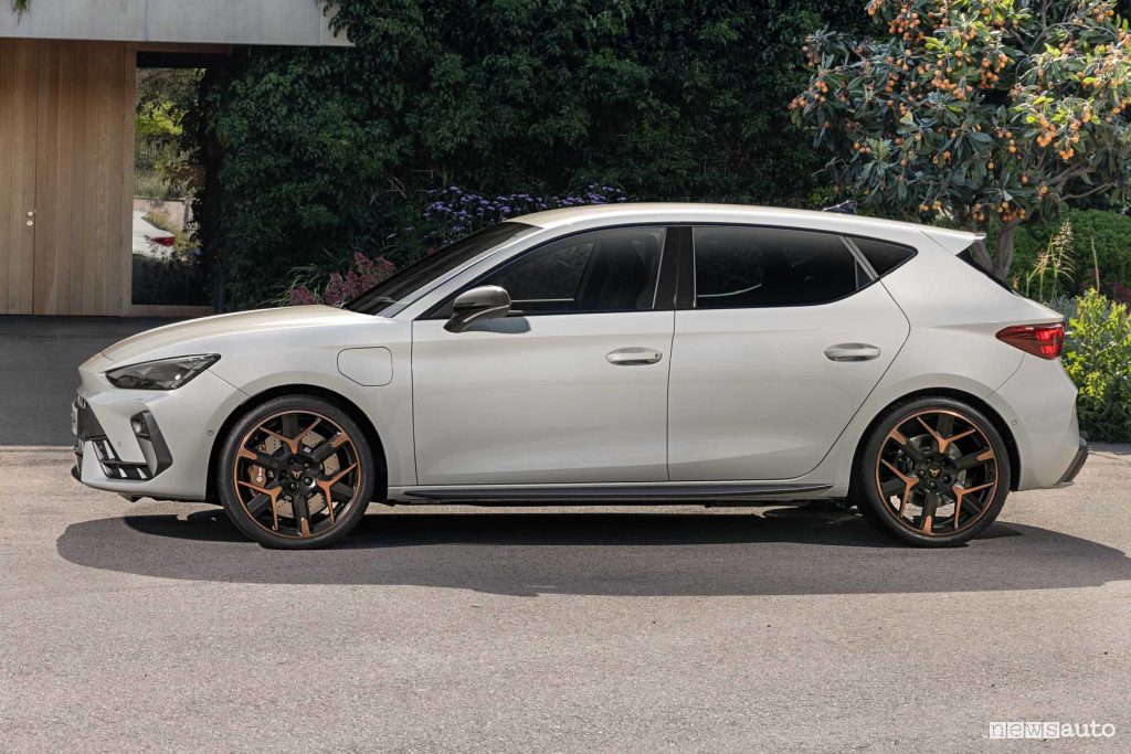 Nuova Cupra Leon PHEV laterale