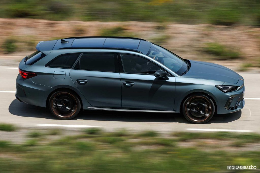 Nuova Cupra Leon Sportstourer su strada