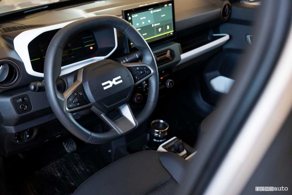 Nuova Dacia Spring volante abitacolo