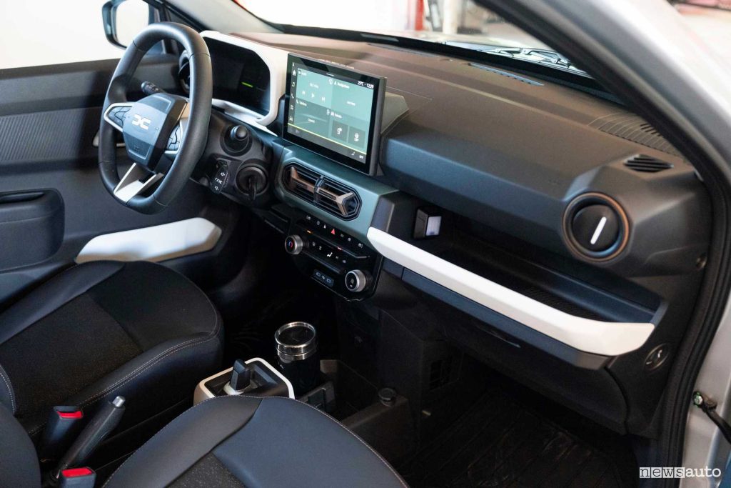 Nuova Dacia Spring plancia abitacolo