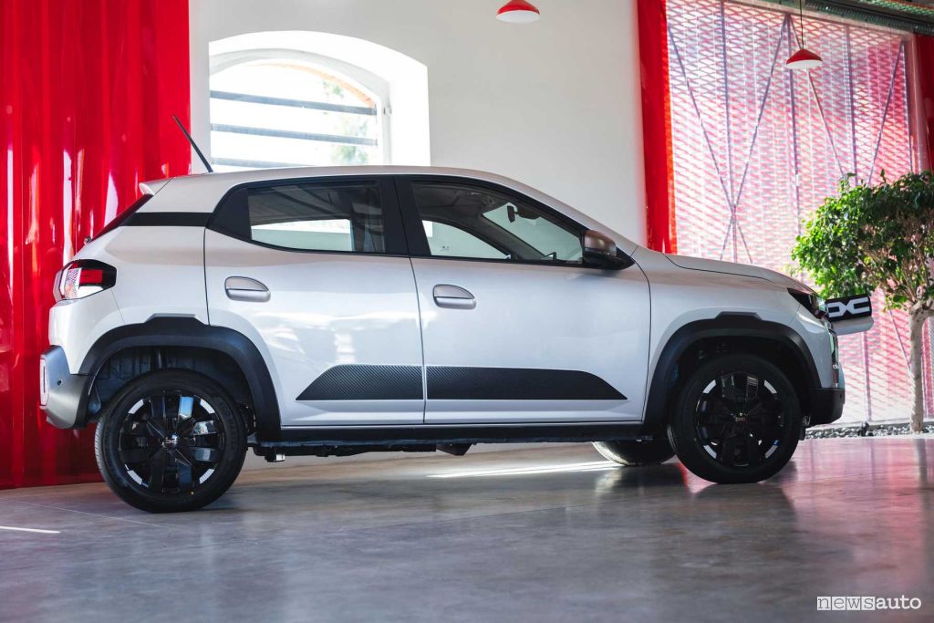 Nuova Dacia Spring laterale
