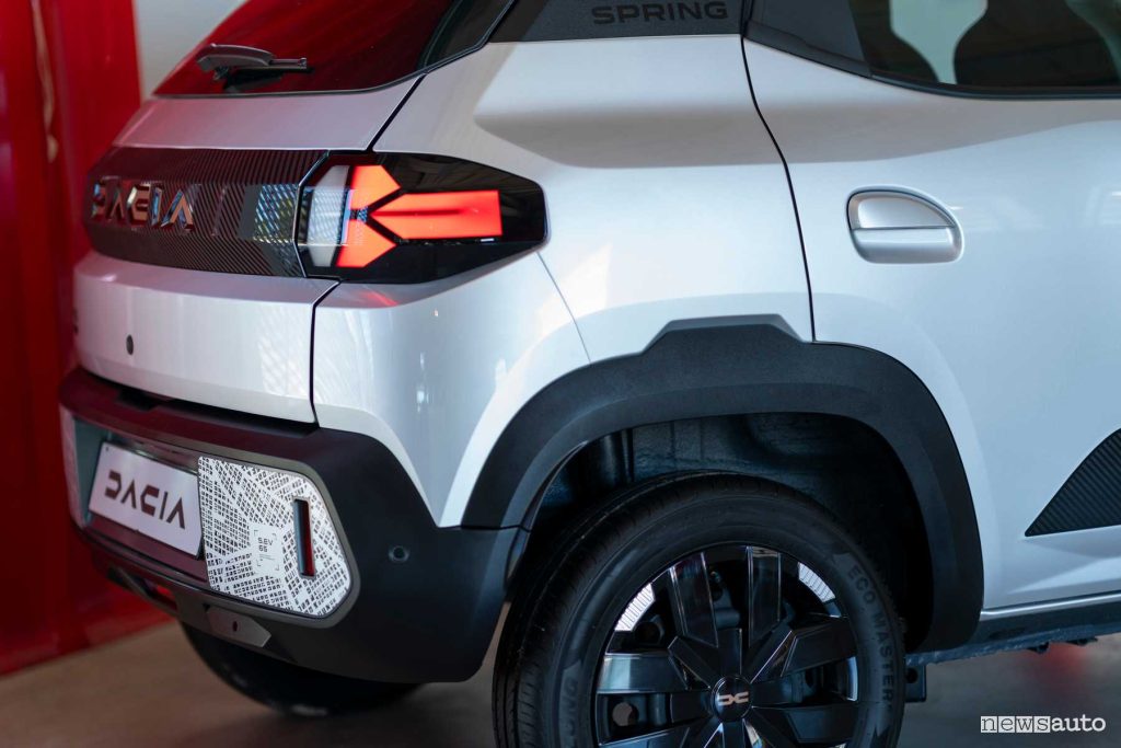 Nuova Dacia Spring faro posteriore firma luminosa