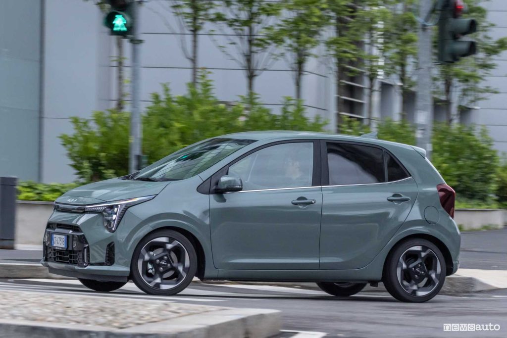 Nuova Kia Picanto su strada