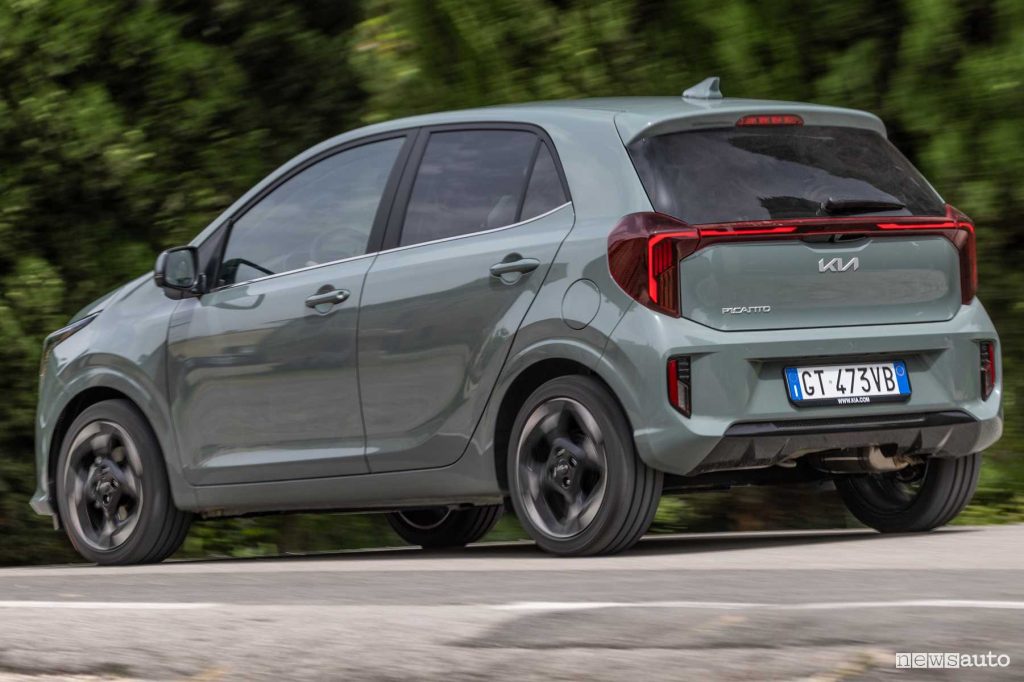 Nuova Kia Picanto su strada