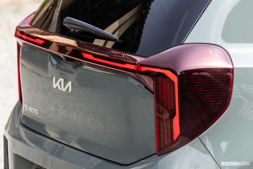 Nuova Kia Picanto faro posteriore firma luminosa