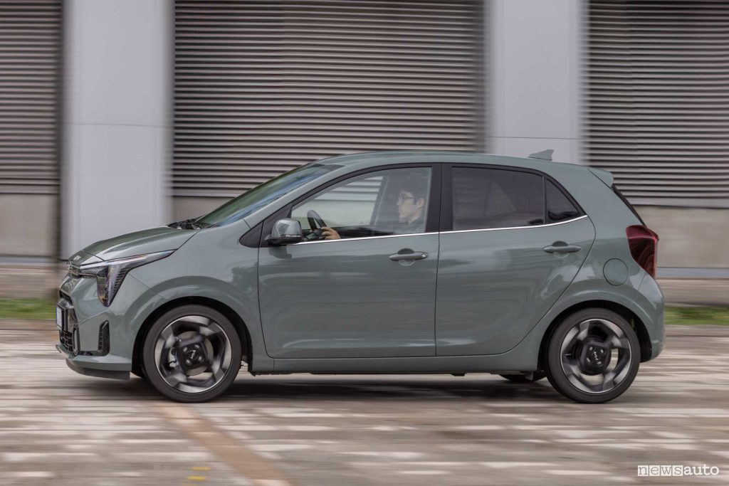 Nuova Kia Picanto su strada
