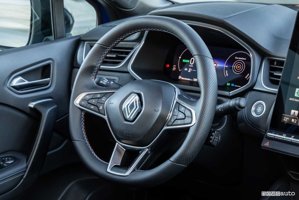 Renault Captur E-Tech hybrid Esprit Alpine volante abitacolo