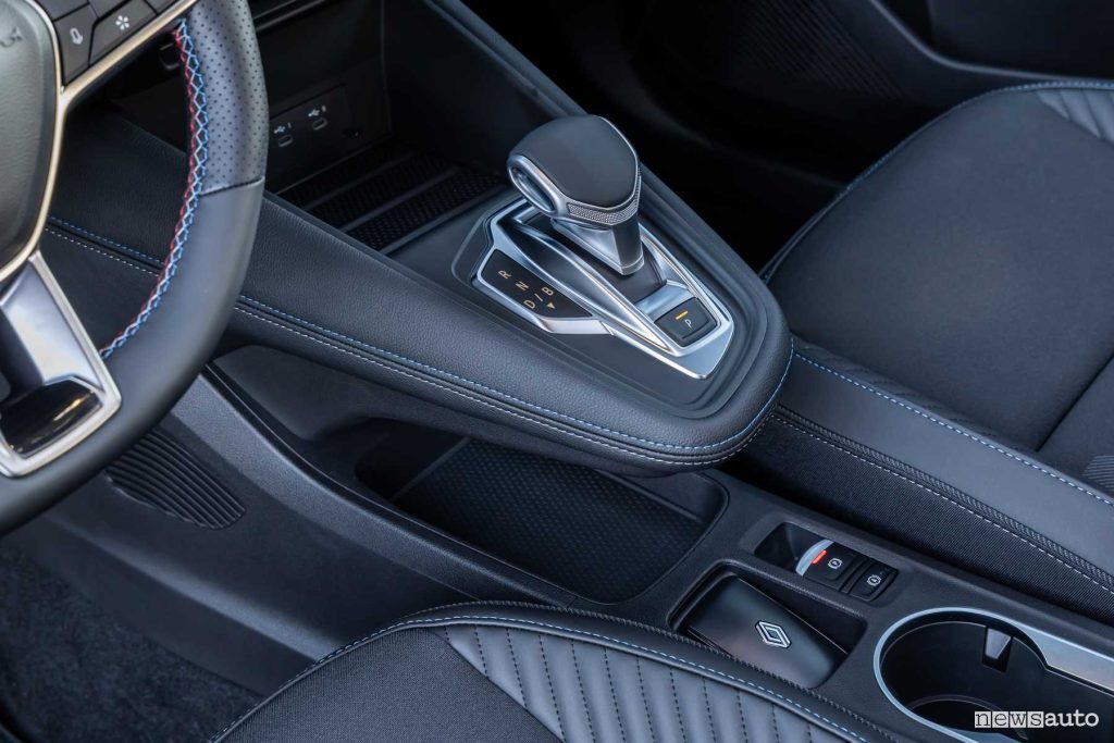 Renault Captur E-Tech hybrid Esprit Alpine leva cambio automatico