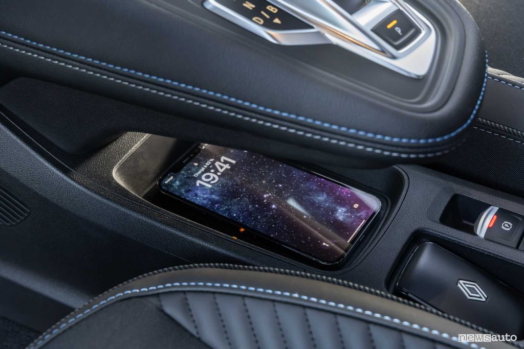 Renault Captur E-Tech hybrid Esprit Alpine vano ricarica wireless smartphone