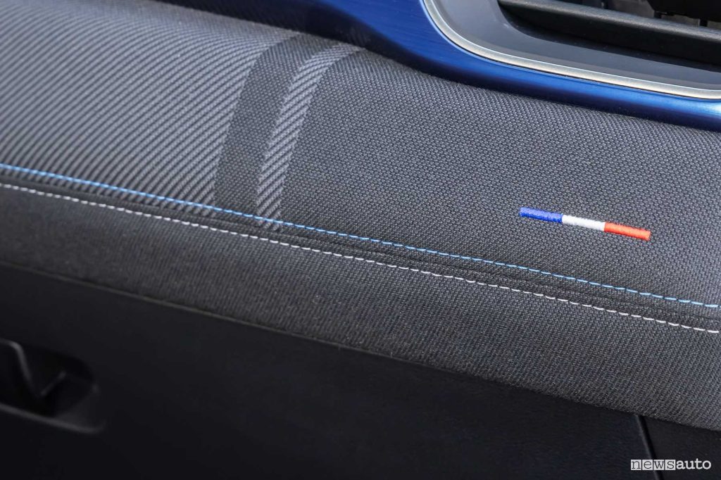 Renault Captur E-Tech hybrid Esprit Alpine bandiera francese sulla plancia