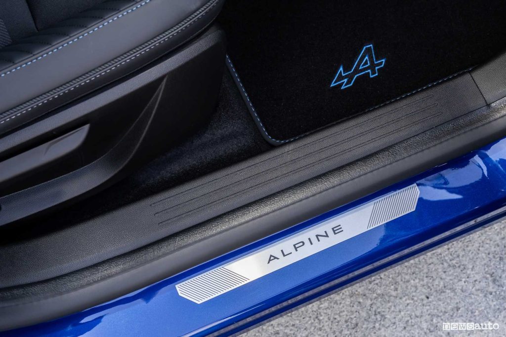 Renault Captur E-Tech hybrid Esprit Alpine soglia battitacco