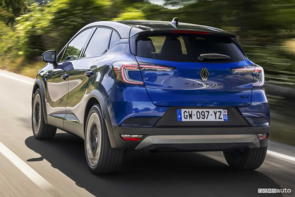 Renault Captur E-Tech hybrid Esprit-Alpine su strada