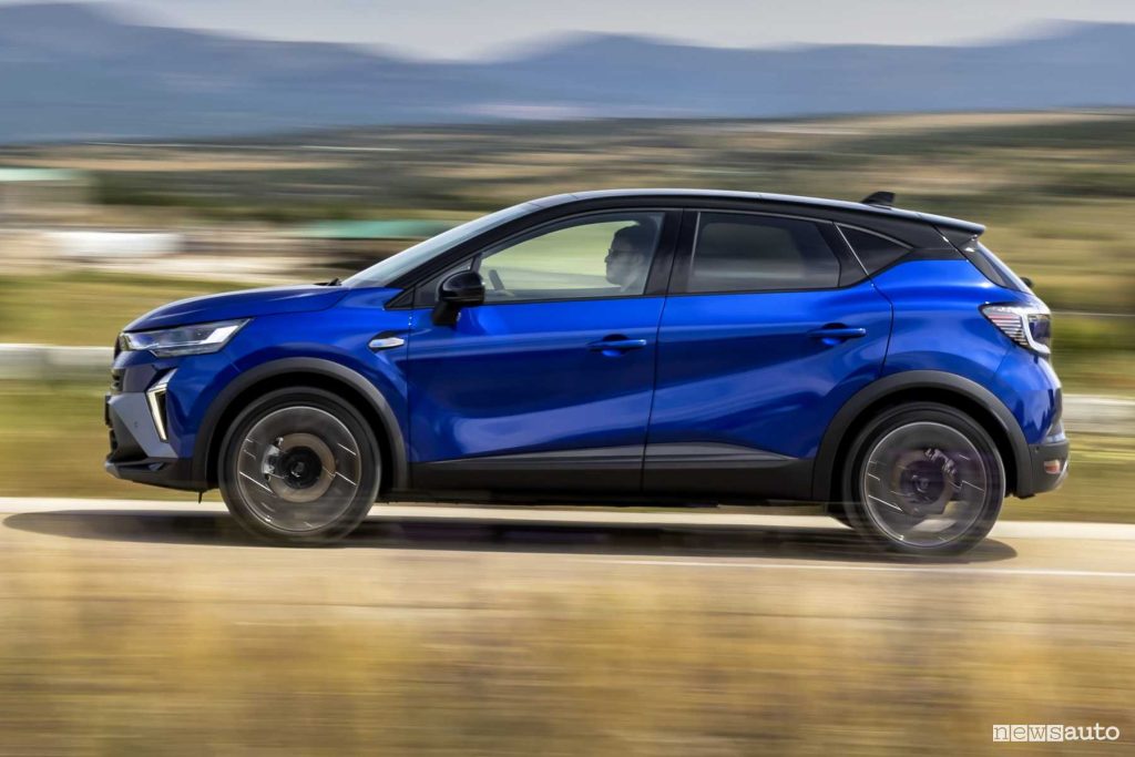 Renault Captur E-Tech hybrid Esprit-Alpine su strada