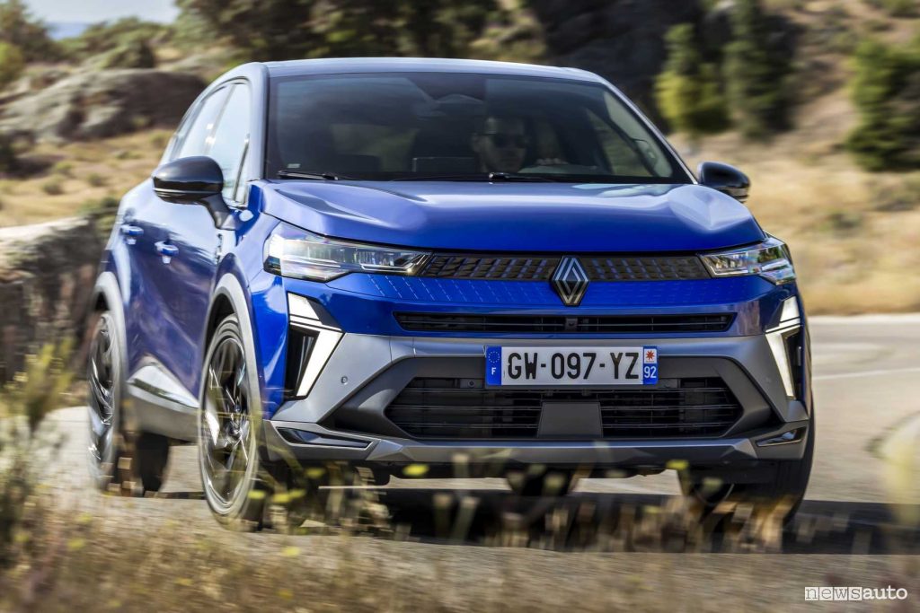 Renault Captur E-Tech hybrid Esprit-Alpine su strada