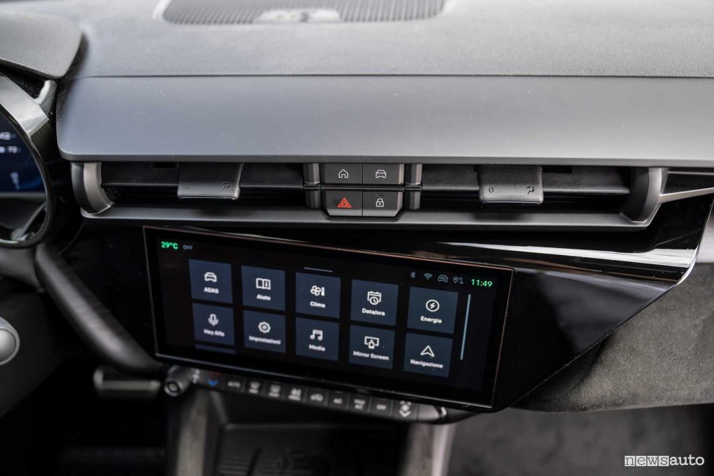 Alfa Romeo Junior Veloce display infotainment abitacolo