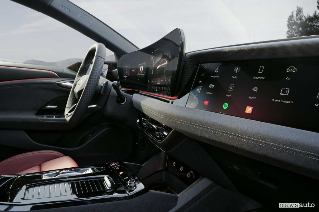 Audi S6 Avant e-tron display plancia abitacolo