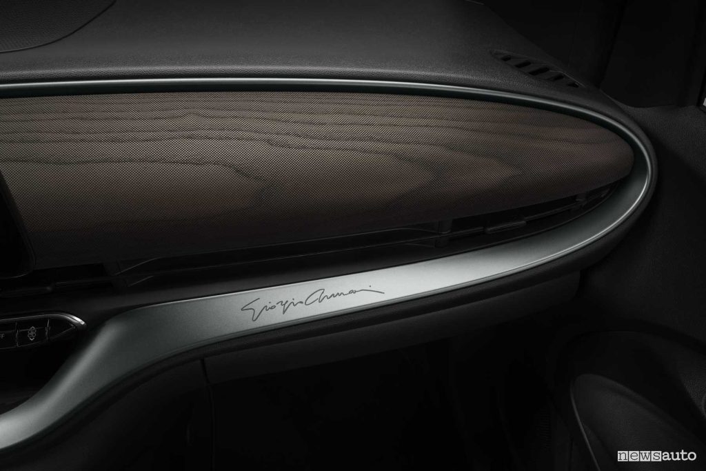 Fiat 500e Armani Verde scuro firma Giorgio Armani plancia